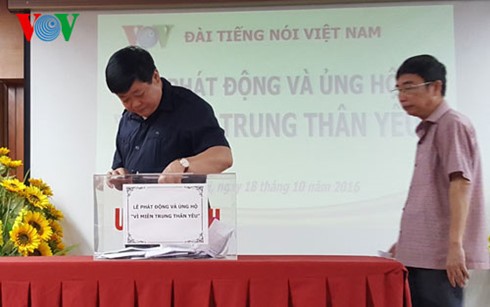 Лидеры Вьетнама сделали пожертвования в помощь пострадавшим от наводнения в центральной части страны - ảnh 2